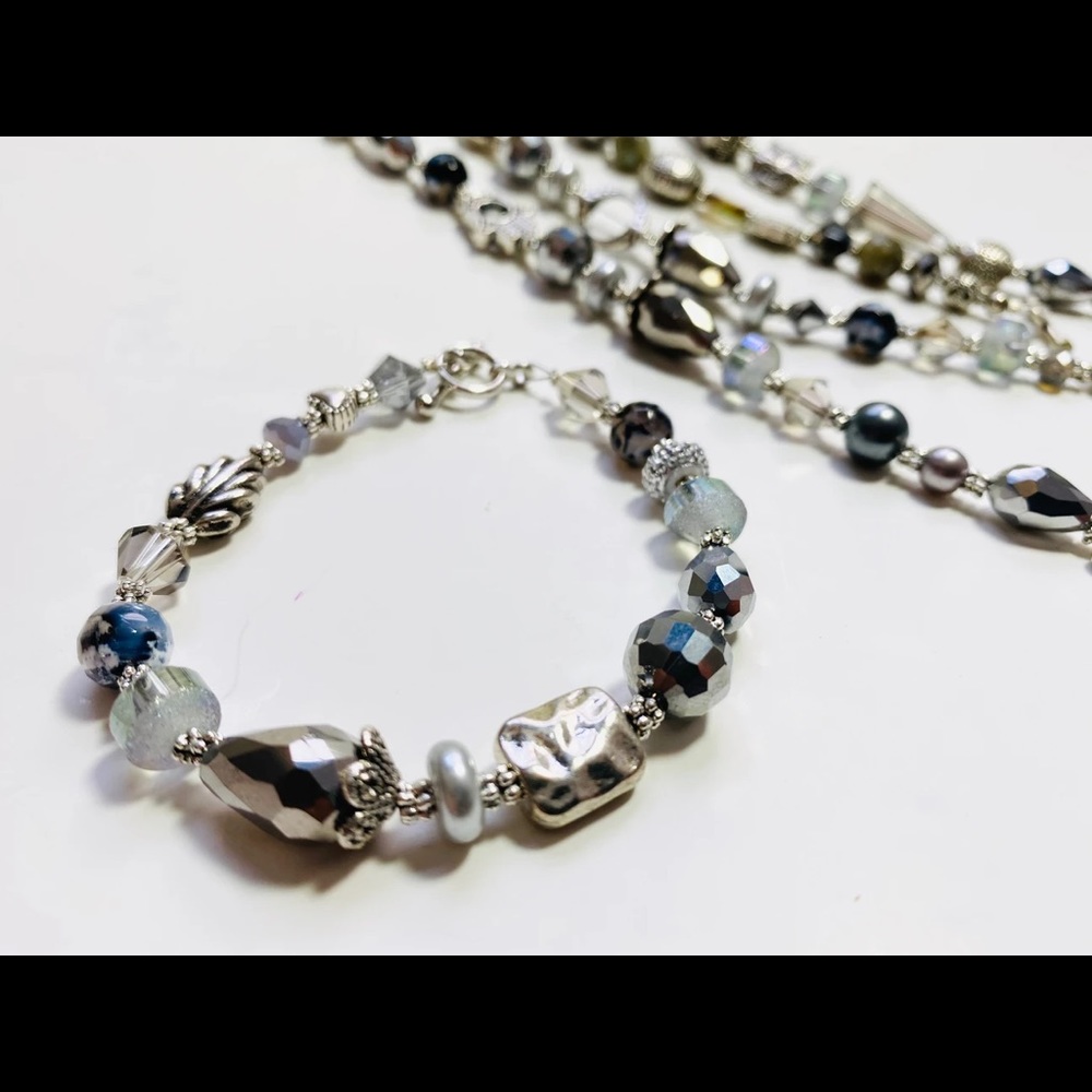 Gorgeous Gray Collection 🖤🤍 Jewelry Set - Picture 2 of 3